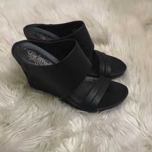 UNLISTED KENNETH COLE BLACK WEDGES - SIZE 6